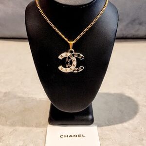 CHANEL CC 18K GOLD PLATED BLACK & WHITE CC LOGO PENDANT ON GOLD PLATED NECKLACE